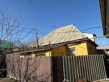 Дома: Продаю дом, на одном участке два дома имеются все необходимые — 10