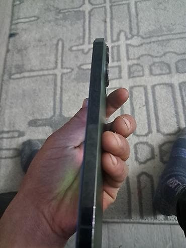 Смартфон с плоскими гранями и крупным блоком основной камеры