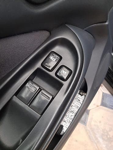 Nissan Almera: 2004 г., 1.5 л, Механика, Бензин, Хэтчбэк — 8