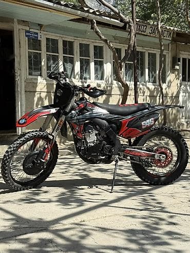 Эндуро/кросс мотоцикл класса 450 см³ с агрессивным дизайном. - — 1