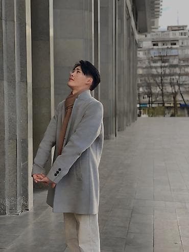 серые брюки мужские: Серое мужское пальто полуприлегающего кроя. - Классический силуэт до — 2