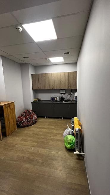 Коммерциялык мүлк: Кеңселерди ижаралоо, 105 м², Бизнес борборунда, Жабдуулары менен, Өзүнчө ашканасы менен, Өзүнчө кире бериши менен — 2