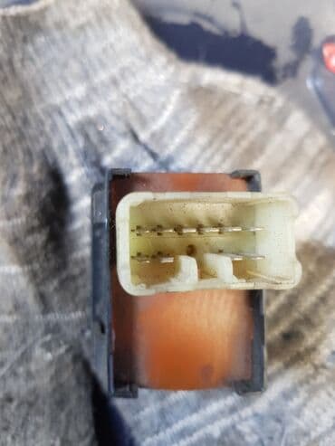 ксерокопия рядом: Toyota Land Cruiser 80, блок управления зеркалами. Тоета ленд Крузер — 3