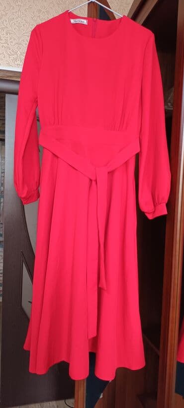 Киреге берилүүчү кийимдер: Платье Niara Nada, ярко-красное. - Силуэт: полуприлегающий с — 1