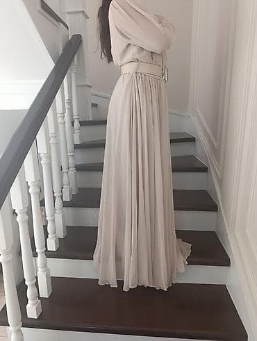 муслиновые халаты: Платье макси в нежном бежево‑кремовом оттенке. - Легкая струящаяся — 1