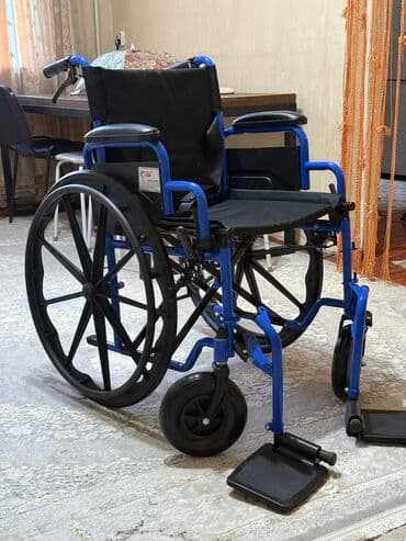 функциональная кровать для лежачих больных: Ручная инвалидная коляска с синей металлической рамой и черным — 3