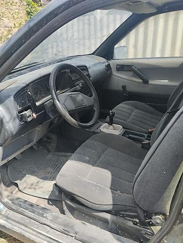 осень весна: Volkswagen Passat: 1991 г., Седан — 5