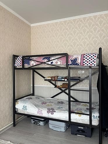 Туалетные столики: Двухъярусная кровать из металла с полкой - Прочная металлическая — 1