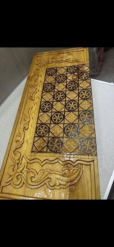 спартивная обувь: 2 штуки. Одна только нарды, вторая нарды и шахматы. Цена каждой по — 5