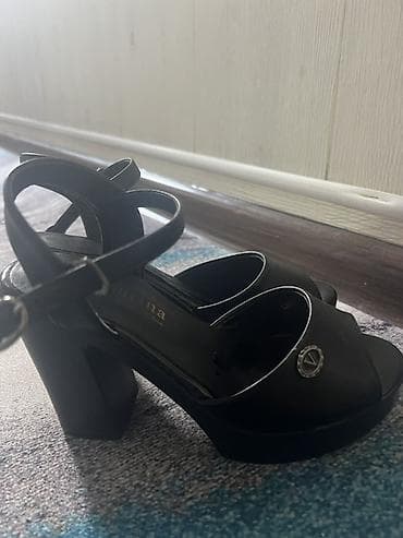 Женские босоножки на высоком устойчивом каблуке.Очень удобные. Размер