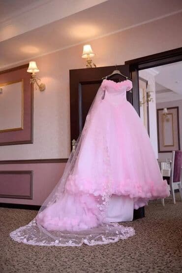 трикотажные платья спортивного стиля: Пышное розовое платье-принцесса с длинным шлейфом. - Силуэт — 3