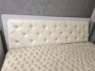 Двуспальные кровати: Двуспальная кровать, Б/у, С мягким изголовьем, длина - 225 см — 1