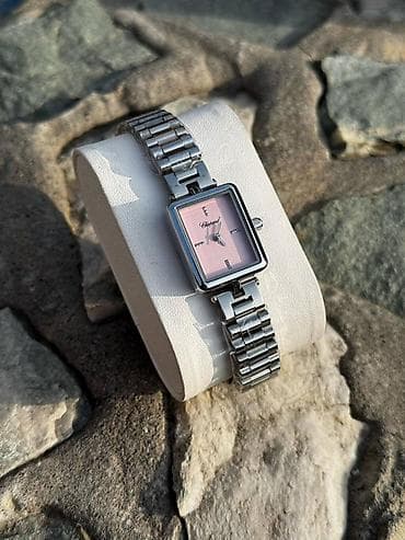 Женские наручные часы с прямоугольным корпусом и стальным браслетом -