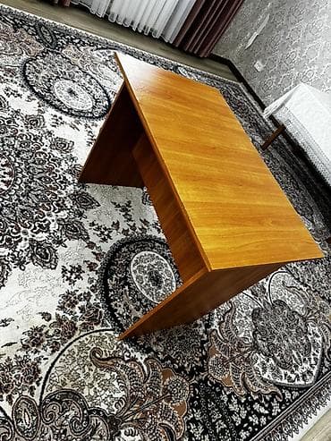 Компютерный столик из ЛДСП - Материал: ЛДСП с текстурой под дерево