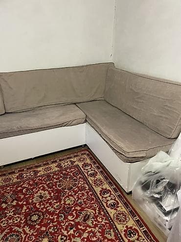 small table: Угловой диван, C подушками — 1