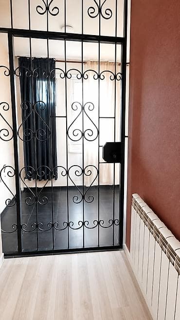 студия комната: Продаётся стильная благоустроенная комната 18 кв.м., с санузлом- 6 — 3