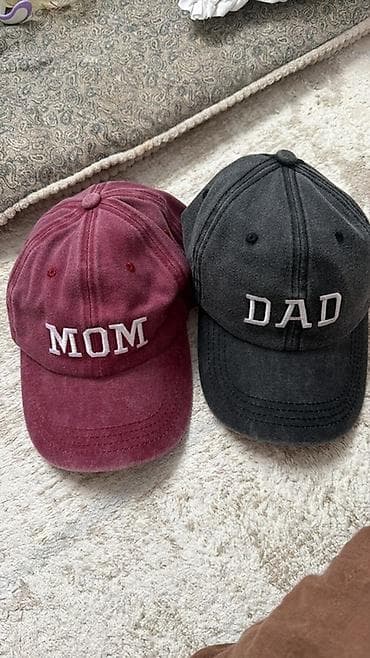 детский корона: Бейсболки с вышивкой “MOM” и “DAD” - Комплект из двух кепок: бордовая — 1
