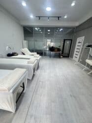 оборудование для парикмахера: Сдаю просторный светлый кабинет для — 1