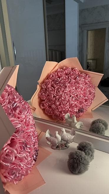 такие цветы: Букет из атласных роз на 8 марта - Пышная круглая шляпная композиция — 2