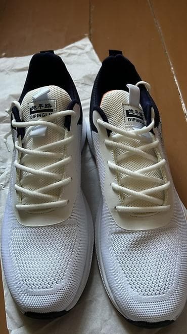 жен красовки: Мужские кроссовки, 52, Новый, цвет - Белый — 1