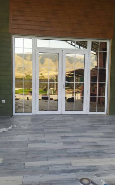 пластиковая крыша: Панорамные ПВХ двери с остеклением и декоративной раскладкой - — 1