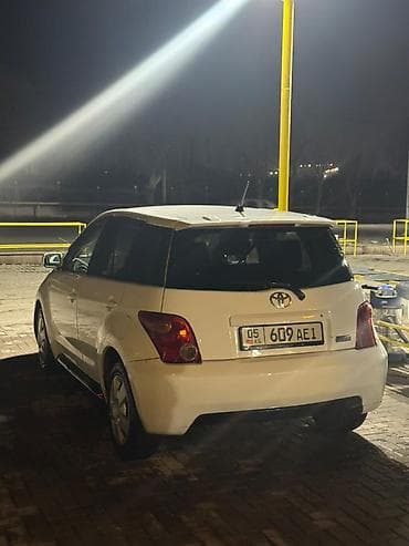 Toyota ist: 2004 г., 1.5 л, Автомат, Бензин, Хэтчбэк