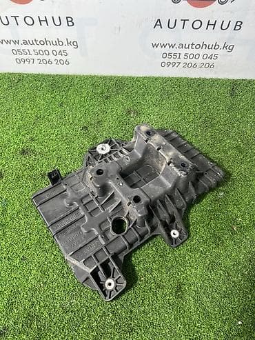 Поддон под аккумулятор Kia K5 JF 2.0 LPG 2017 (б/у) — 1