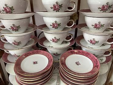 Посуда: Розы, розы! 
Чайные пары с тарелочками на 12 персон.
Производство ГДР! — 2