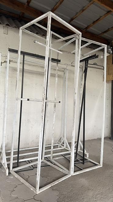 сеточные полки: Металлические стойки/каркасы для одежды и витрин - Прочные напольные — 2