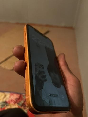 pixel 4a: Смартфон с корпусом золотисто‑оранжевого цвета и плоскими гранями. На — 5