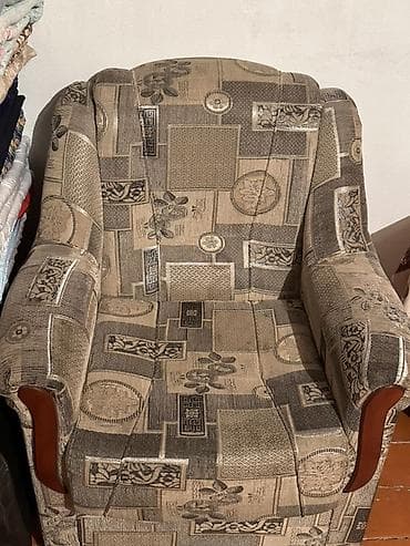 Кресло-диван комплект
В хорошем состоянии 
Без дефектов