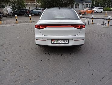 byd e9: Электромобиль GAC Aion S Plus, белый седан. Ключевые особенности: - — 4
