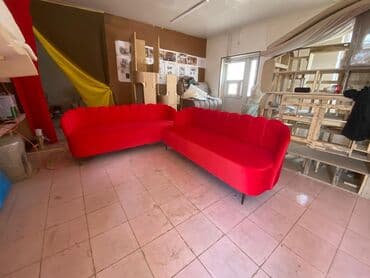 Набор из двух диванов насыщенного красного цвета, выполненных в едином