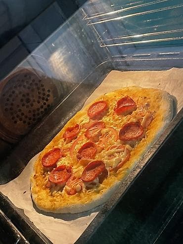 Комнатные растения: Пицца «Пепперони» на тонком тесте, запекаемая в духовке. - Основа — 1