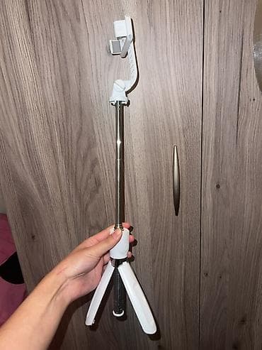 boya микрофон: Универсальная селфи-палка-трипод 2‑в‑1, белая. - Два режима: ручная — 2