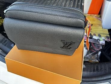 Сумкалар: Сумка Louis Vuitton, черная, из текстурированной кожи. Компактный — 2