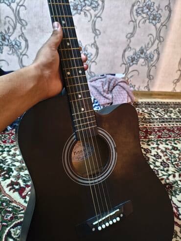 Комуздар: Акустическая гитара 6-струнная, корпус формата дредноут с вырезом — 1