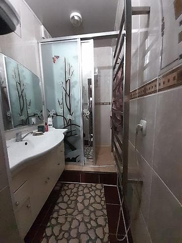 Квартиры: 5 и более комнат, 100 м² — 3