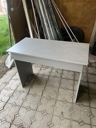 стол с выдвижными ящиками: Офисный стол, Нерегулируемый, цвет - Серый, Прямоугольный, ЛДСП, Самовывоз, Платная доставка — 1