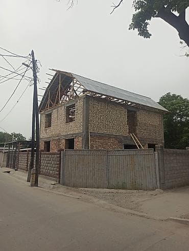 Двухэтажный кирпичный дом с мансардным этажом (строящееся здание)