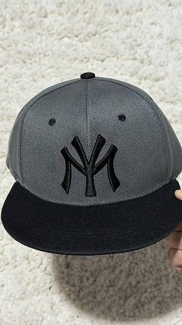 Кепка с прямым козырьком, серо‑черная - Классический шестипанельный