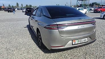 щит прибора: Электромобиль GAC Aion S Plus, серебристый седан с аэродинамичным — 4