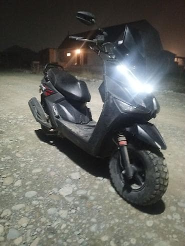 мотоцикл велик: Скутер/максискутер черного цвета с агрессивным дизайном пластика и — 1