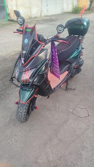 Скутер тюнингованный, городской/эндуро-стиль. Основные особенности: -