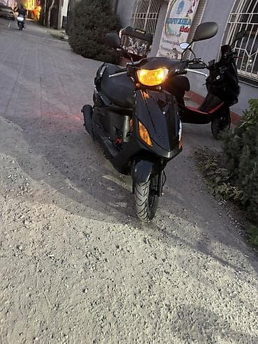 Скутеры: Скутер Yamaha Jog, черный цвет. на полном бодром ходу, двигатель 4х — 1