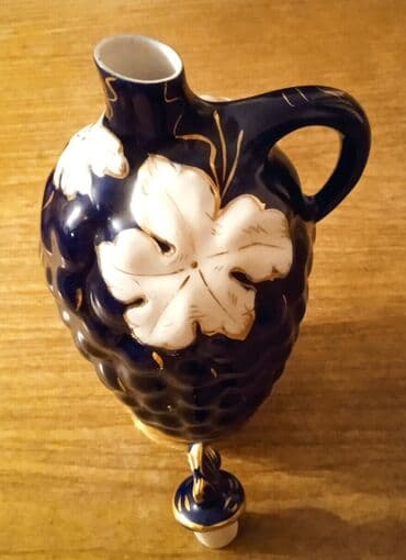 Продаю фарфоровый графин, состояние отличное. на 0,5 л. Фабрика