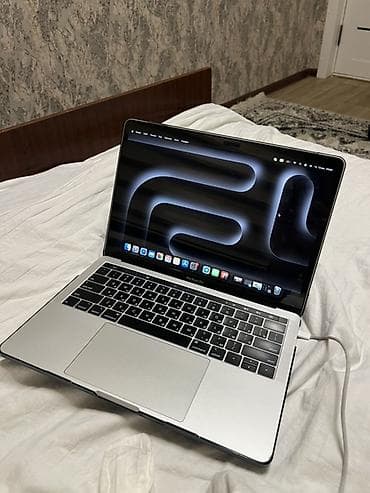 Apple MacBook Pro 13.3" (2018, Four Thunderbolt 3 Ports)
