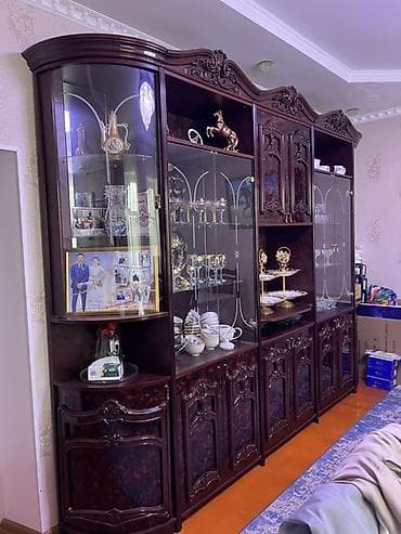 Классическая стенка-витрина для гостиной из массива/МДФ с богатой lalafo.kg да Классическая стенка-витрина для гостиной из массива/МДФ с богатой
