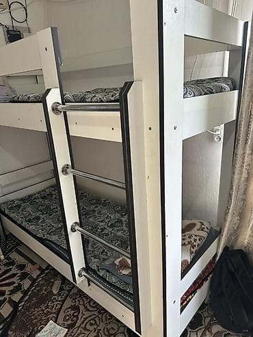 Двухъярусная кровать с матрасами - Конструкция: прочный каркас из