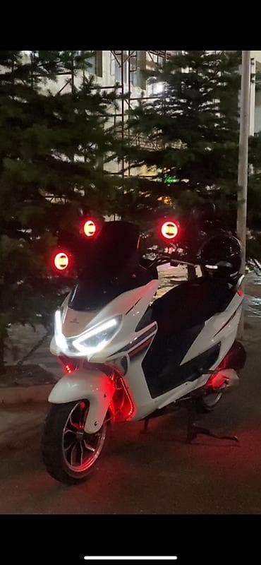 Мототехника: Скутер/максискутер белого цвета с LED-оптикой - Дизайн: обтекатели — 2